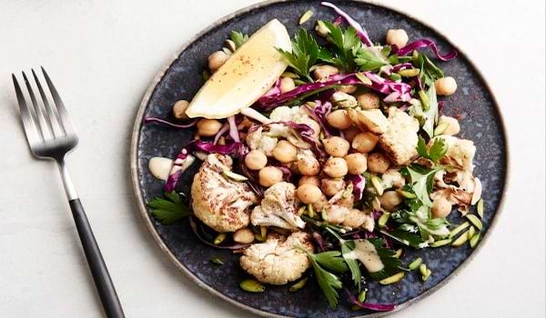 Geroosterde bloemkool en kikkererwtensalade